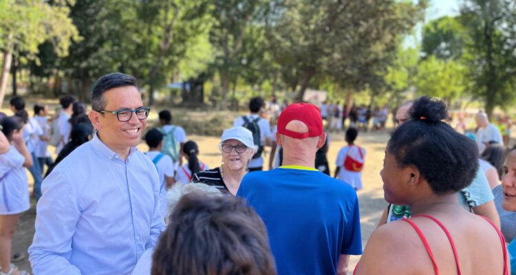 El concejal, Orlando Chacón, durante la visita al Intercampamentos en el parque con organizadores del acto