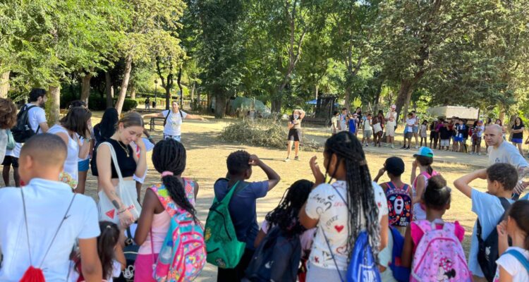 Participantes del IX Intercampamentos. Niños junto a los monitores en un parque