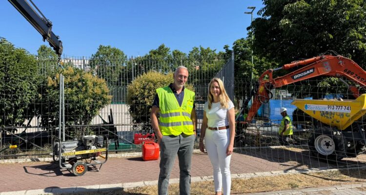 Un hombre y una mujer de mediana edad posando de frente durante la visita de las obras IDB Pueblo Nuevo - Ascao