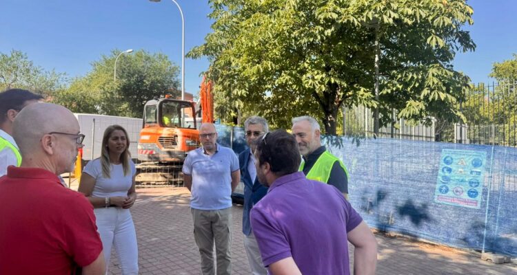 personas hablando en la carretera durante la visita de las obras IDB Pueblo Nuevo - Ascao