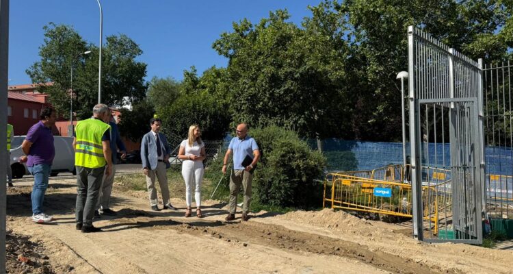 personas andando sobre un terreno, una imagen de la visita de las obras IDB Pueblo Nuevo - Ascao