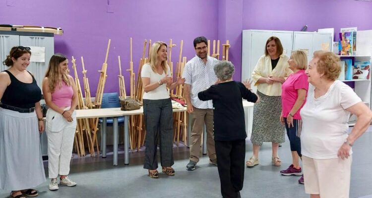 un grupo de personas mirando a una persona que baila en el centro de ellas, en las actividades de verano en Ciudad Lineal para mayores