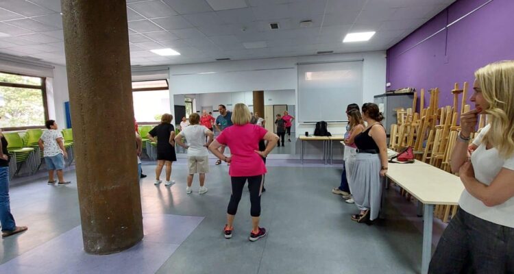 un grupo de personas mayores haciendo una clase de gimnasia, una de las actividades de verano de Ciudad Lineal para mayores