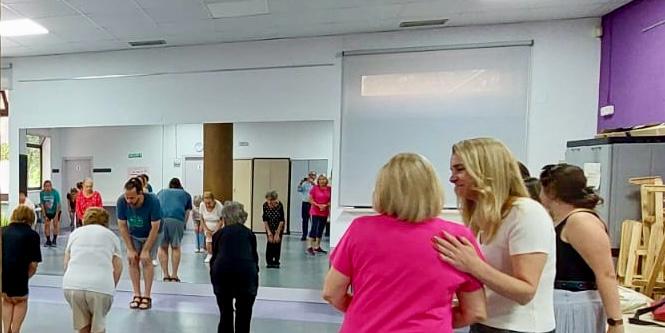 un grupo de personas en la clase de gimnasia, una de las actividades de verano para mayores de Ciudad Lineal