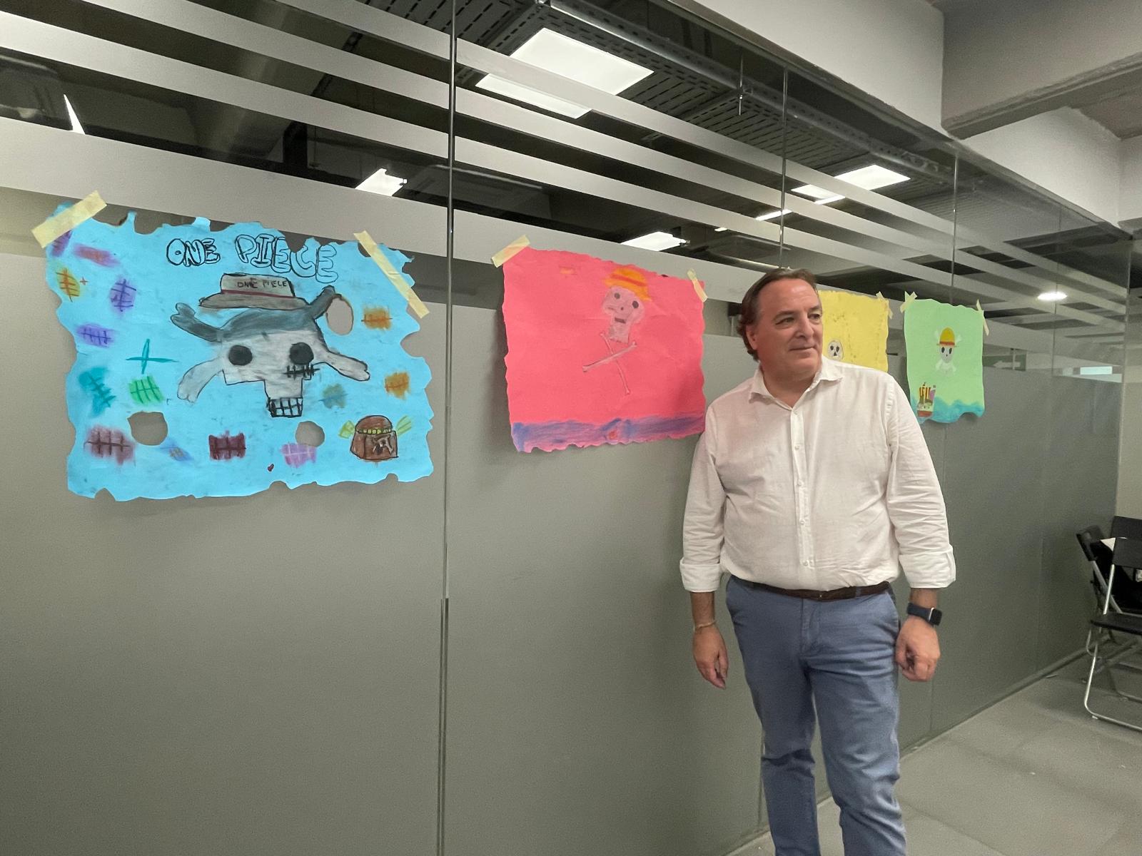 González Taboada en su visita al Centro Cultural Galileo, donde se desarrolla uno de los campamentos de verano de Chamberí