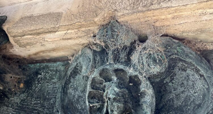 Detalle escultórico del monumento a Claudio Moyano