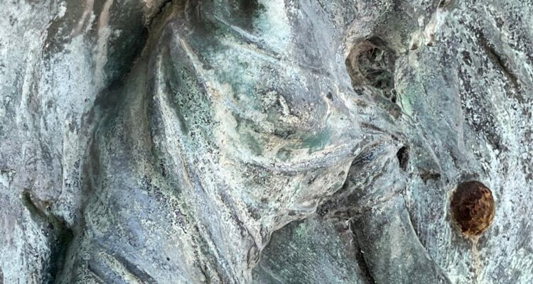 Detalle escultórico del monumento a Claudio Moyano