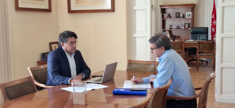 Reunión del concejal de Hortaleza, David Pérez, con el coordinador del distrito