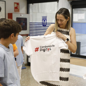 La concejala de Chamartín, Yolanda Estrada, en su visita al campamento digital