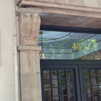 Placa conmemorativa en el lugar donde vivió la escritora Carmen Martín Gaite en el distrito de Salamanca