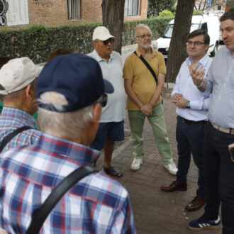 El delegado de Políticas de Vivienda, Álvaro González, acompañado por el concejal de Latina, Alberto González, presenta a los vecinos el Plan Transforma tu Barrio
