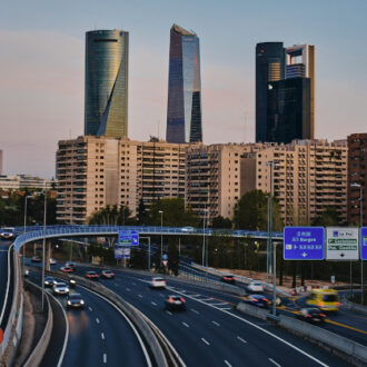 Panorámica de la M-30 con las cinco torres al fondo