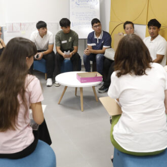 Imagen de archivo de grupo de trabajo en el centro 'Talento & empresas'