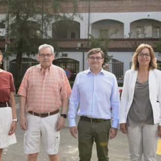 El delegado de Políticas de Vivienda, Álvaro González, acompañado de la concejala de Chamartín, Yolanda Estrada, durante su visita al edificio del paseo de la Castellana, 300 en cuya cubierta se ha realizado una intervención integral gracias al Plan Rehabilita