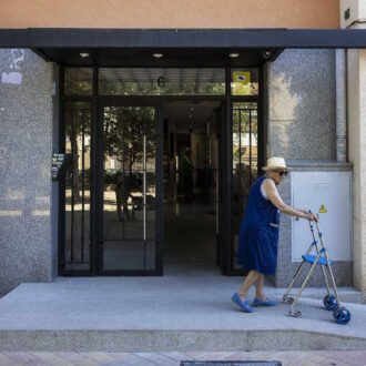 Imagen de archivo de rampa de acceso a un edificio instalada gracias al Plan Adapta.