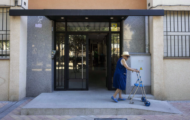 Imagen de archivo de rampa de acceso a un edificio instalada gracias al Plan Adapta.
