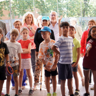 La vicealcaldesa de Madrid y alcaldesa en funciones, Inma Sanz; el delegado de Políticas Sociales, Familia e Igualdad, José Fernández; y el concejal de Moratalaz, Nacho Pezuela, durante su visita al CEIP Real Armada con motivo del Día de los Abuelos