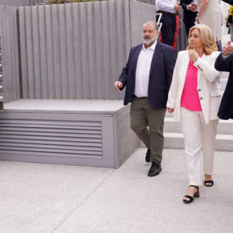 La vicealcaldesa de Madrid y alcaldesa en funciones, Inma Sanz; el delegado de Políticas de Vivienda y presidente de EMVS Madrid, Álvaro González; y el concejal de distrito de Vicálvaro, Ángel Ramos, durante su visita a la nueva promoción Cañaveral 12