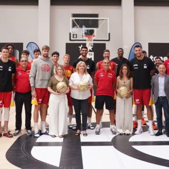 La vicealcaldesa de Madrid y alcaldesa en funciones, Inma Sanz; la delegada de Cultura, Turismo y Deporte, Marta Rivera de la Cruz; y la concejala de Tetuán, Paula Gómez-Angulo; con la selección española masculina de baloncesto