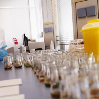 Imagen de archivo de análisis en el Laboratorio de Salud Pública