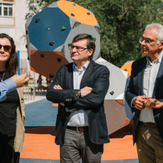 El delegado de Políticas de Vivienda y presidente de la Empresa Municipal de la Vivienda y Suelo (EMVS Madrid), Álvaro González, junto al concejal de Carabanchel, Carlos Izquierdo, durante su visita a las obras de rehabilitación urbana realizadas en la Colonia de Loyola e Inmaculada