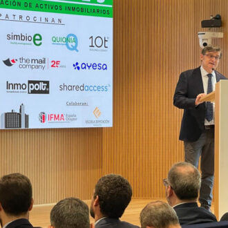 El delegado de Políticas de Vivienda, Álvaro González, durante la inauguración del foro OPTIMIZA 2025