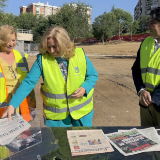 La vicealcaldesa de Madrid y alcaldesa en funciones, Inma Sanz, acompañada de la delegada de Obras y Equipamientos, Paloma García Romero, y el concejal de Hortaleza, David Pérez, durante la colocación de la primera piedra de la nueva biblioteca que el Ayuntamiento va a construir en Hortaleza