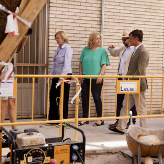 La vicealcaldesa de Madrid y alcaldesa en funciones, Inma Sanz, acompañada de la delegada de Obras y Equipamientos, Paloma García Romero, y del concejal de Fuencarral-El Pardo, José Antonio Martínez Páramo, durante su visita a los trabajos de remodelación que el Ayuntamiento está llevando a cabo en el casco histórico de El Pardo