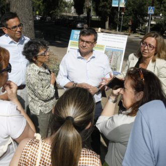 El delegado de Políticas de Vivienda, Álvaro González, y el concejal de Villaverde, Orlando Chacón, durante su visita al barrio de San Cristóbal de los Ángeles