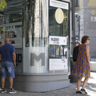 Imagen de archivo de un punto de información turística en Madrid (2018)