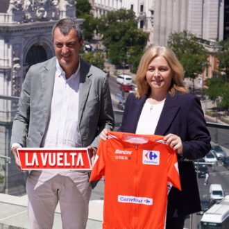 La vicealcaldesa de Madrid y alcaldesa en funciones, Inma Sanz, y el director de la Vuelta Ciclista a España, Javier Guillén, durante la presentación de la etapa 21 de La Vuelta 25