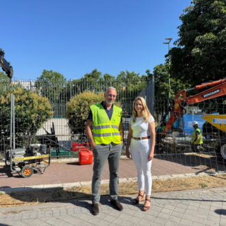 Un hombre y una mujer de mediana edad posando de frente durante la visita de las obras IDB Pueblo Nuevo - Ascao