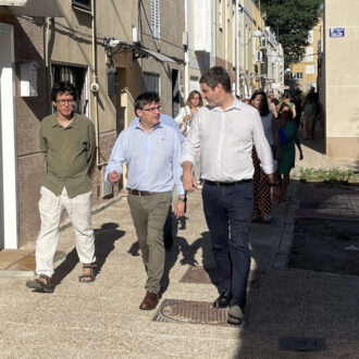 El delegado de Políticas de Vivienda y presidente de EMVS Madrid, Álvaro González, y el concejal de Latina, Alberto González, durante su visita a la zona del Poblado Dirigido de Caño Roto, incluida en los ámbitos preferentes para el impulso de la regeneración urbana (APIRU)