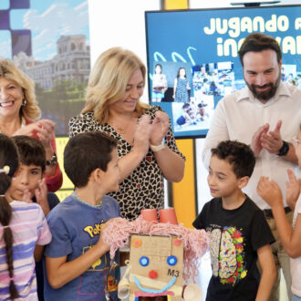 La vicealcaldesa y alcaldesa en funciones, Inma Sanz; la delegada de Economía, Innovación y Hacienda, Engracia Hidalgo; el concejal delegado de Innovación y Emprendimiento, Ángel Niño; y el concejal de Villaverde, Orlando Chacón, durante su visita al proyecto 'Jugando a innovar'