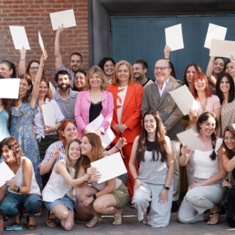 Entrega de diplomas a los nuevos trabajadores sociales que se incorporan al Ayuntamiento