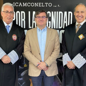 El delegado de Políticas de Vivienda, Álvaro González, con el decano del Ilustre Colegio de la Abogacía de Madrid (ICAM), Eugenio Ribón, y el diputado 9º de la Junta de Gobierno de ICAM, Manuel Mayllo