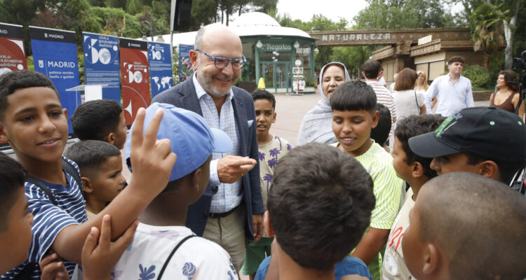 El delegado de Políticas Sociales, Familia e Igualdad, José Fernández, durante la actividad de despedida de los niños saharauis acogidos en Madrid con el programa ‘Vacaciones en Paz’