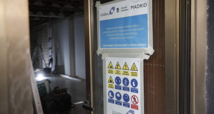 Evolución de las obras del nuevo punto de atención al ciudadano de Chamberí donde se aprecia la entrada con la información de la reforma