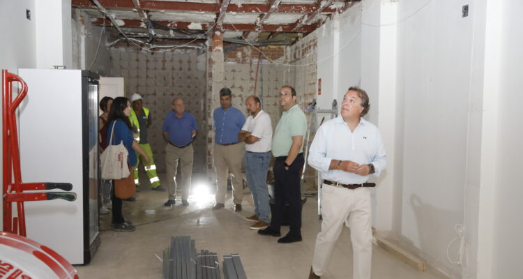 Evolución de las obras del nuevo punto de atención al ciudadano de Chamberí, con el concejal del distrito y el equipo de la junta municipal en el local de Alonso Cano, 26