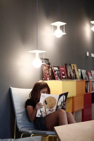 Niña leyendo en la sala Inventario