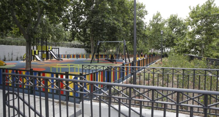 Acceso y área infantil parque La Viña