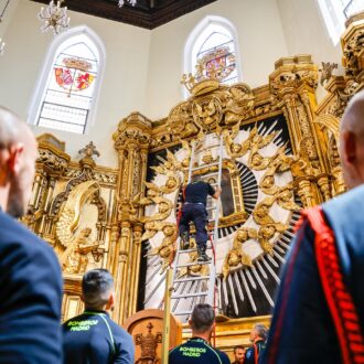Bombero bajando a la virgen