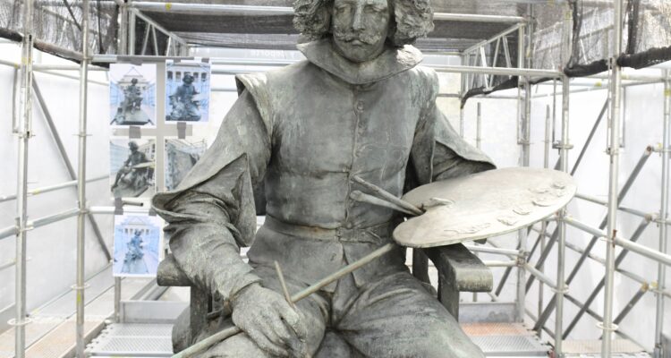 Rivera de la Cruz visita los trabajos de restauración del monumento a Velázquez