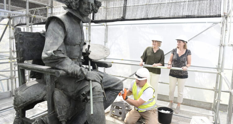 Rivera de la Cruz visita los trabajos de restauración del monumento a Velázquez