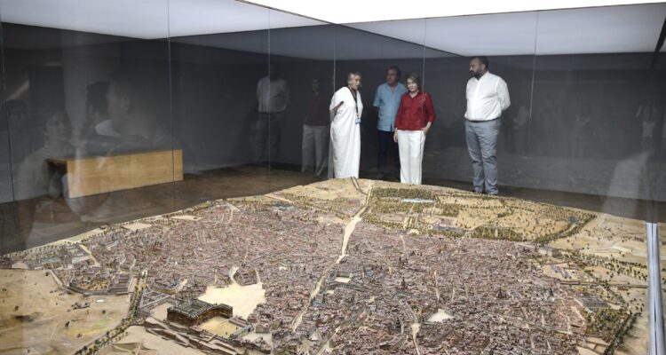 Rivera de la Cruz visita la fase final de restauración de la maqueta histórica de Gil de Palacio