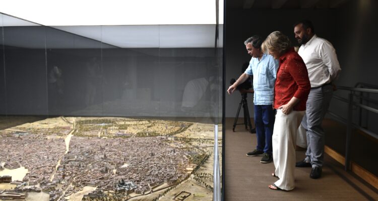 Rivera de la Cruz visita la fase final de restauración de la maqueta histórica de Gil de Palacio