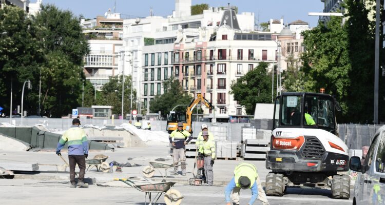 Visita a las obras de rehabilitación de la plaza de Salvador Dalí