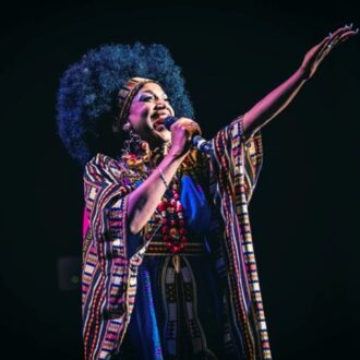 Lucrecia, caracterizada como Celia Cruz en el homenaje a la gran cantante cubana que cierra Veranos de Villa 2025 en Madrid