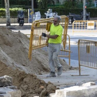 Imagen de archivo de un trabajador durante su jornada laboral en Madrid