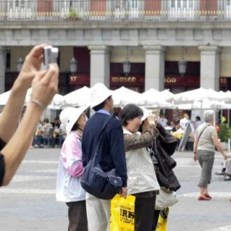Turistas en la plaza Mayor de Madrid. Archivo